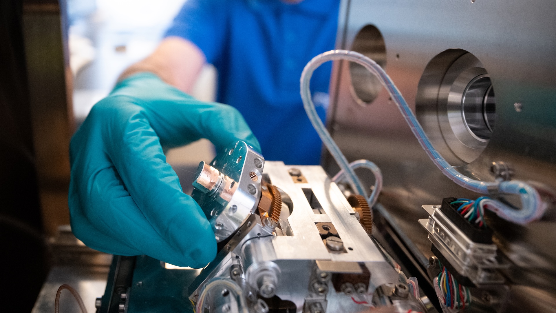 The ZEISS EVO performs a detailed material analysis using energy-dispersive X-ray spectroscopy (EDX).