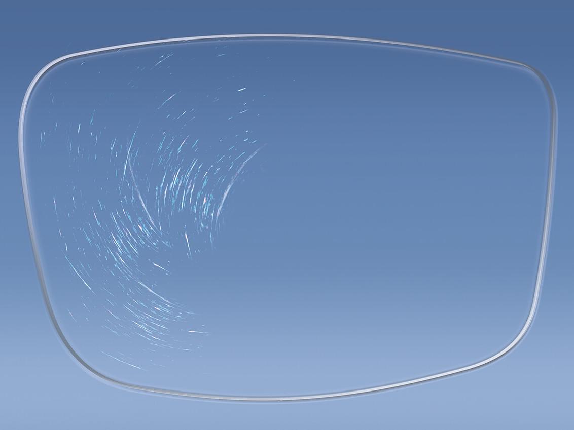 llustration of a lens with and without ZEISS Coatings that influence the surface hardness 