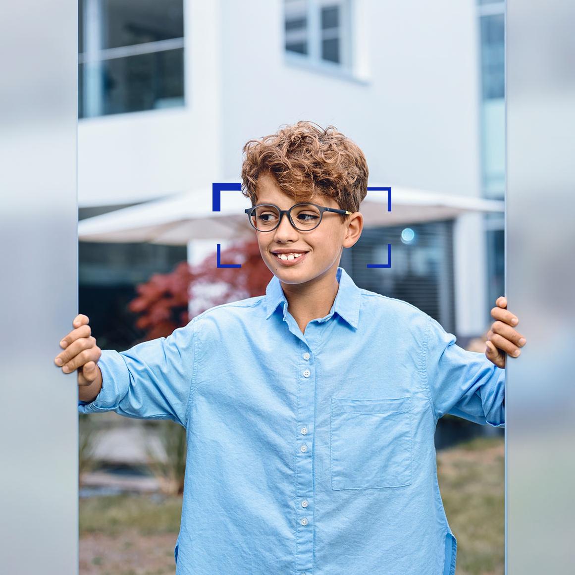 Young boy wearing ZEISS SmartLife Young lenses