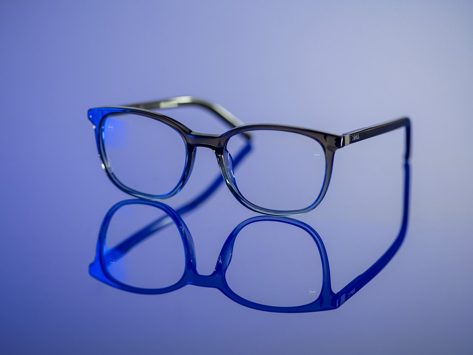 Glasses that can be seen in bluish light and have ZEISS lenses with BlueGuard lens material. Only a very reduced bluish reflection is visible on the lenses.