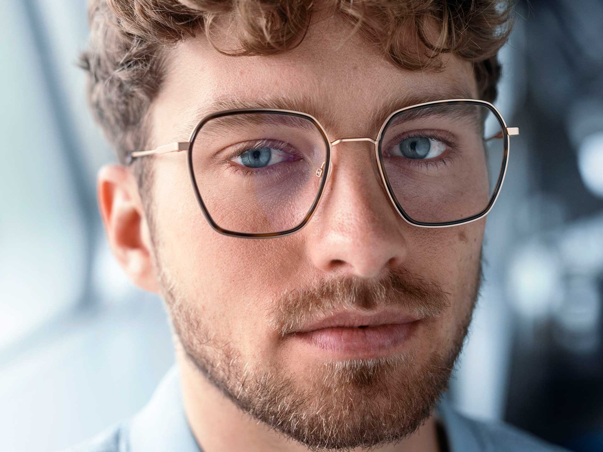 Sunglass-level darkness outdoors and perfect clarity indoors