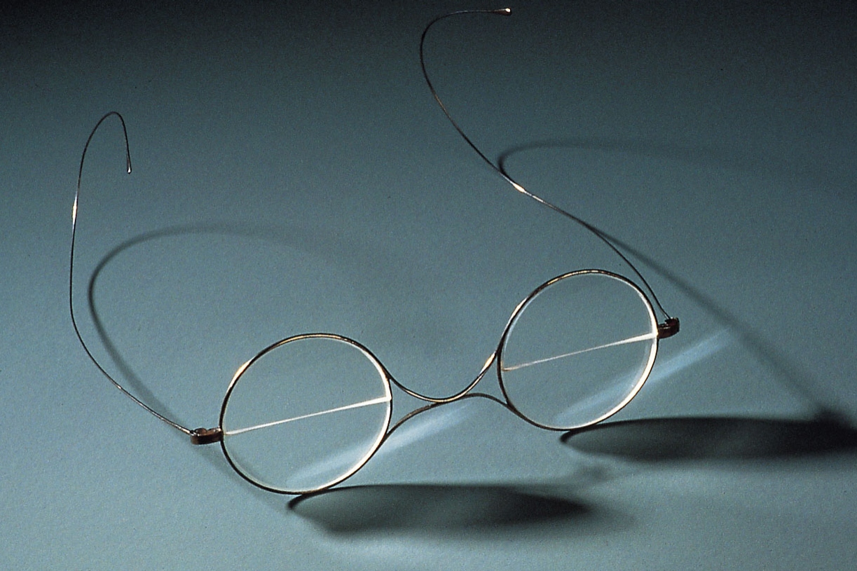 Bifocal spectacles of the type inventeded by Benjamin Franklin (ca. 1860). Optical Museum, Oberkochen